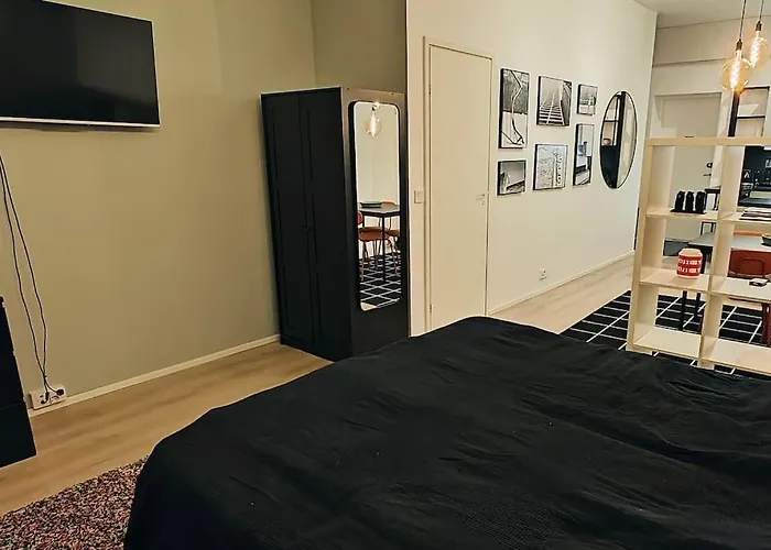 Brooms - Newly Renovated Central Studio Apartment
